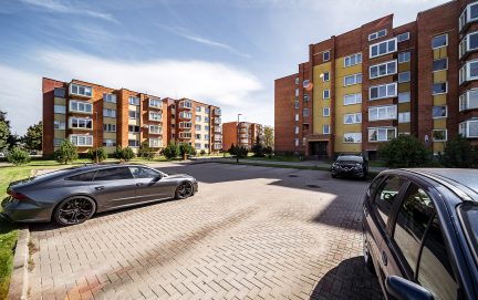 Šis dviejų aukštų butas – tai puikus investicinis projektas ar galimybė susikurti unikalius, prabangius namus pagal asmeninius poreikius. Buto plotas – 108kv.m. 5/5 aukšte, Paukščių tak. 9., Šiauliuose