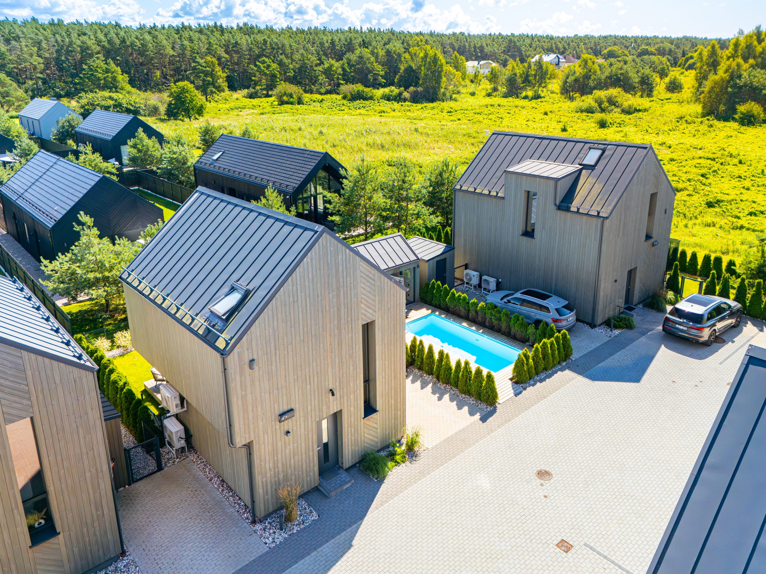 Modernios architektūros namas ramioje, uždaroje gyvenvietėje- ieškantiems ramybės, jūros artumo ir patogaus gyvenimo.